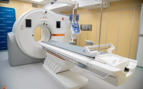 Nowoczesny tomograf i sprzęt diagnostyczny dla szpitala